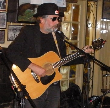 MC at the Six Bells - 8/09/15 - Photo: Simon Watt