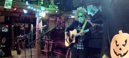 Mr Leatherhead at the Six Bells - MC Ella watches on - 31/10/17