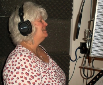 Jayne on the mic - 23/01/16 - Photo: C J Martin